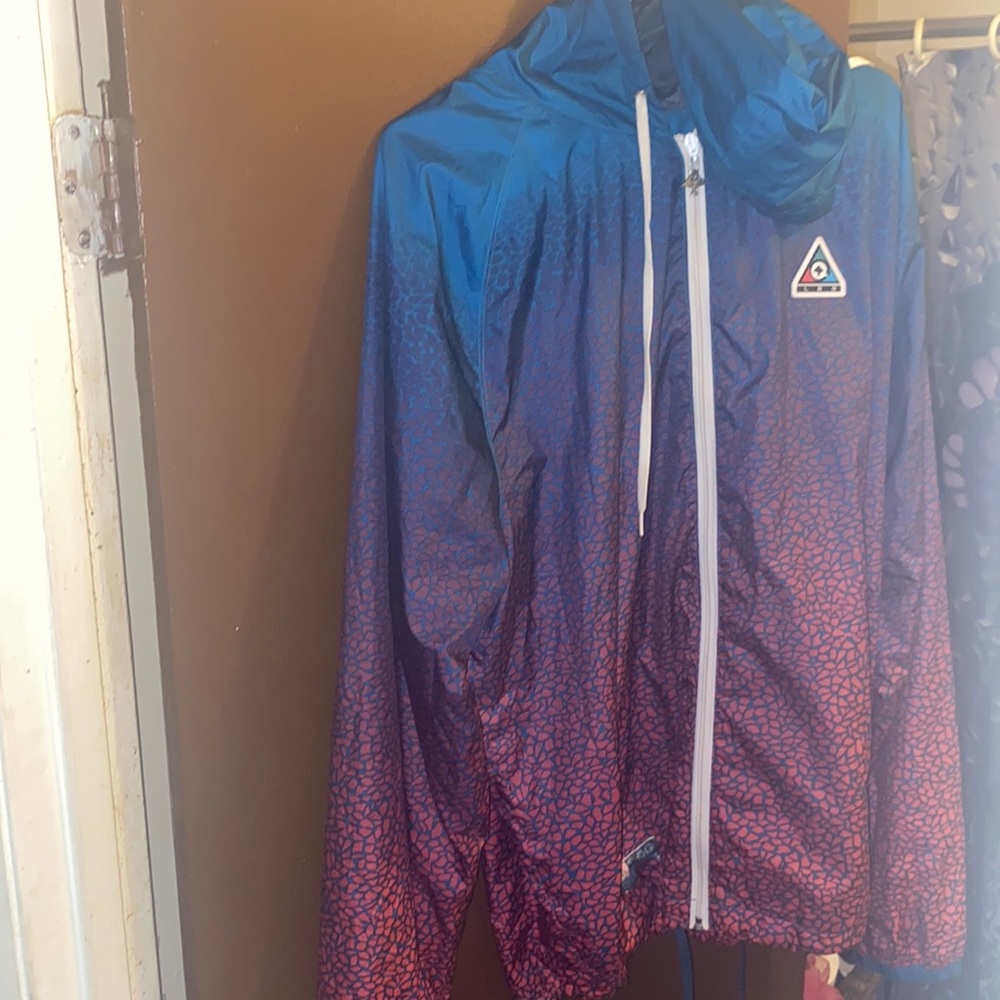 L-R-G Windbreaker . In Great condition